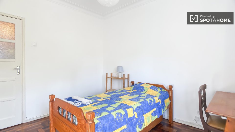 Double room Lisbon, 3 beds, 78m² — photo 10