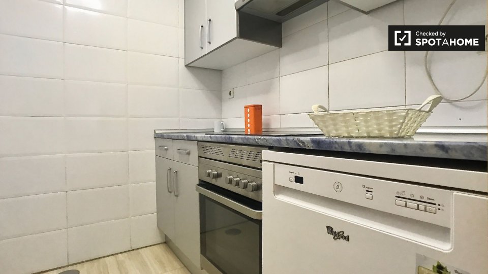 Double room Madrid, 3 beds — photo 17