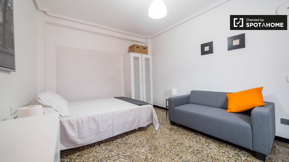Double room Valencia, 5 beds, 110m² — photo 2