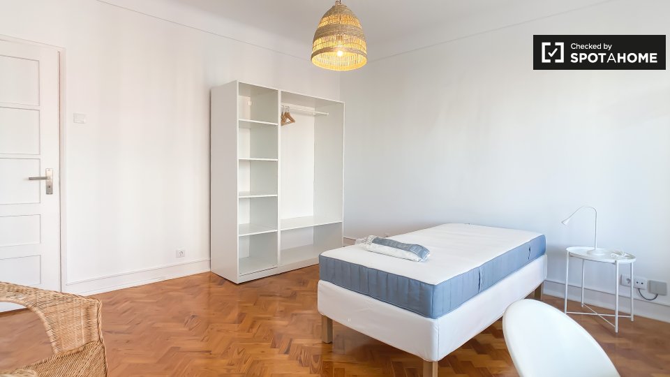 Double room Lisbon, 3 beds — photo 7