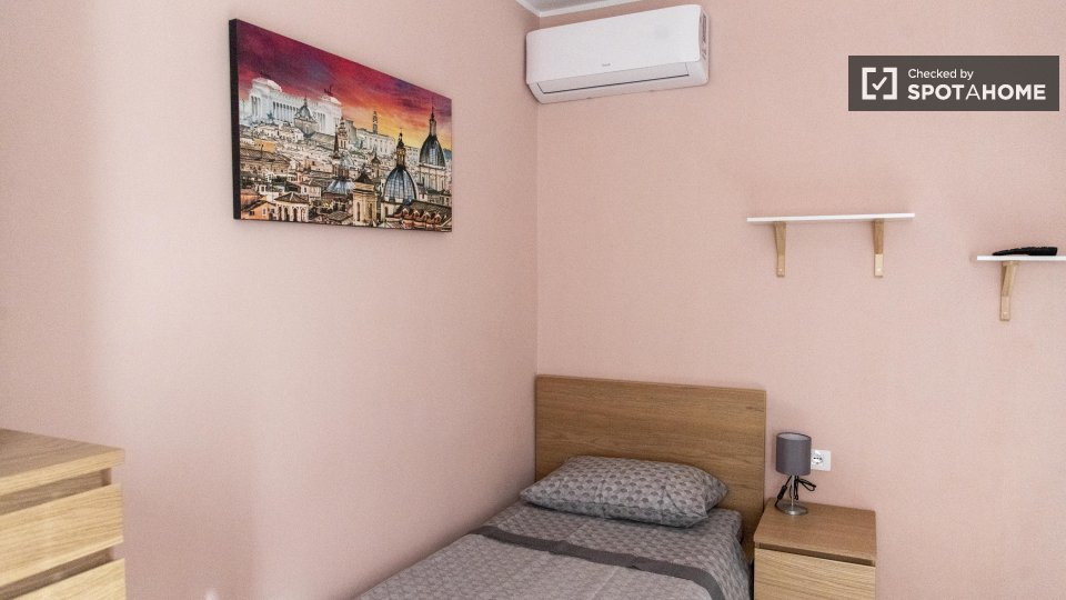 Double room Rome, 3 beds — photo 9
