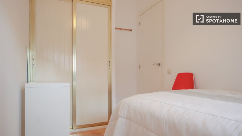 Double room Madrid, 3 beds — photo 18