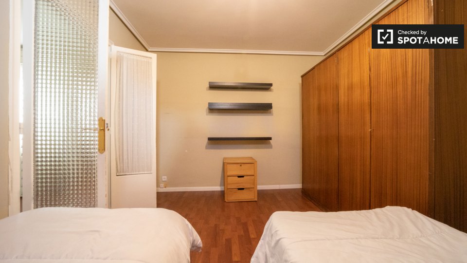 Double room Madrid, 5 beds, 150m² — photo 4