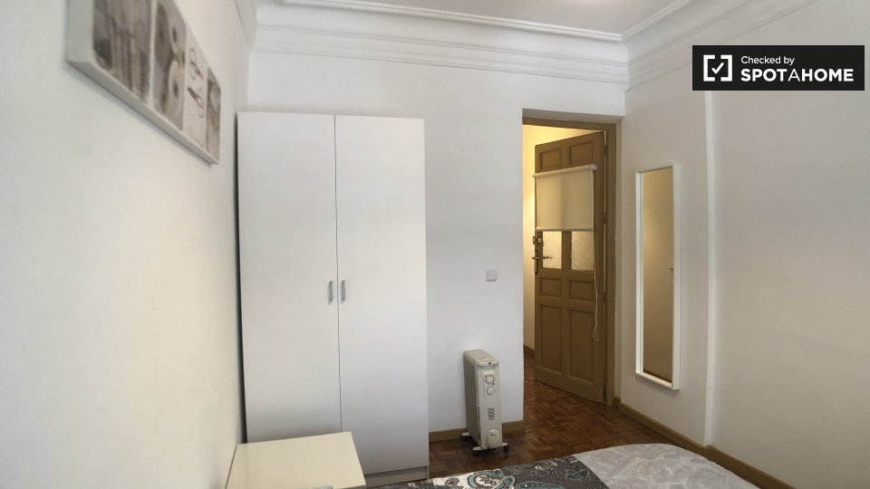 Double room Madrid, 5 beds, 100m² — photo 3