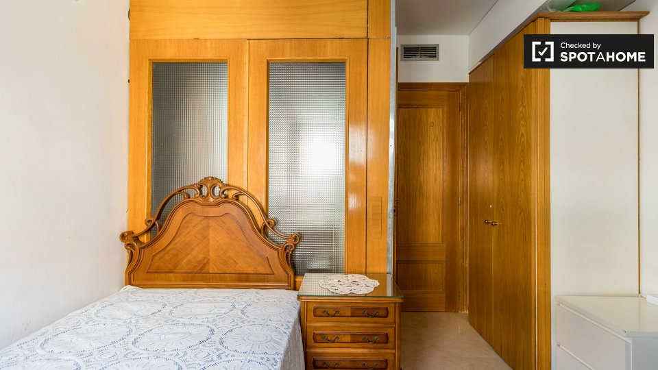 Double room Valencia, 3 beds, 120m² — photo 1