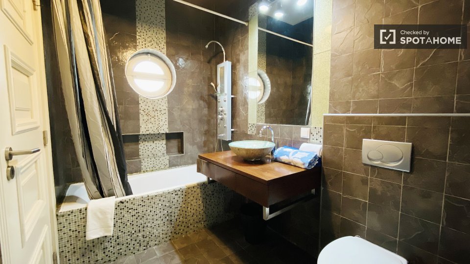 Double room Lisbon, 3 beds — photo 15
