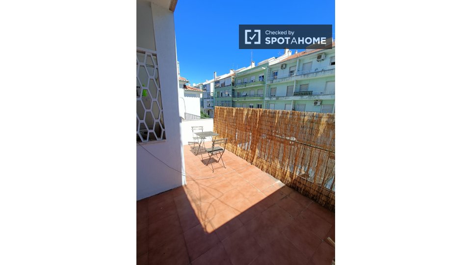 Double room Lisbon, 3 beds — photo 21