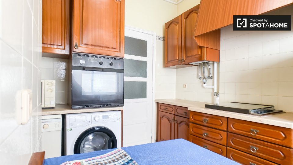 Double room Lisbon, 2 beds, 10m² — photo 13