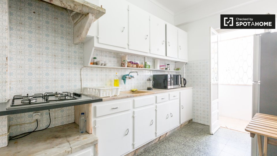 Double room Lisbon, 3 beds — photo 6