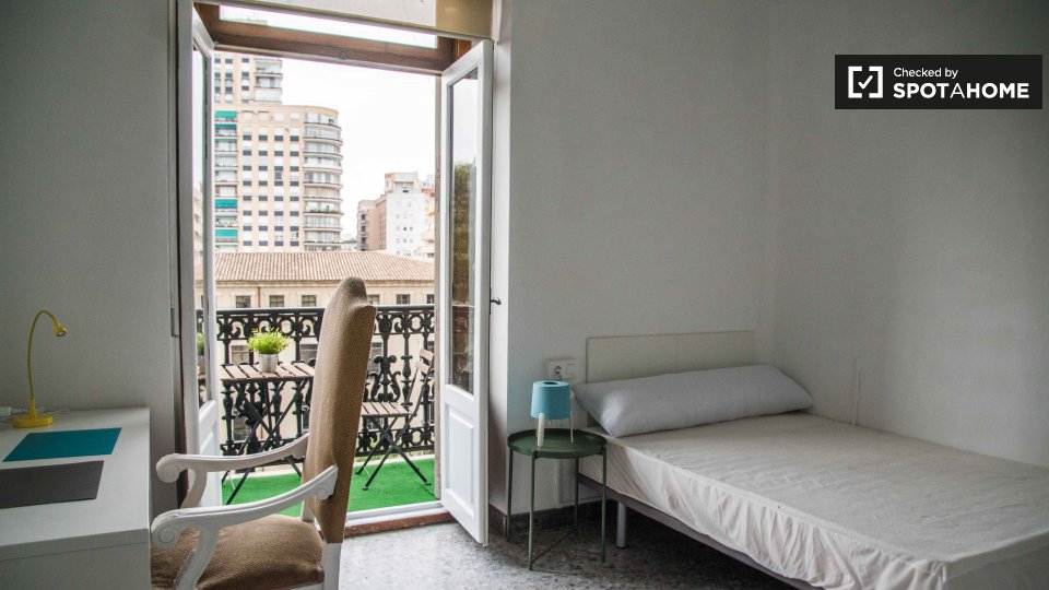 Double room Valencia, 10 beds, 300m² — photo 1