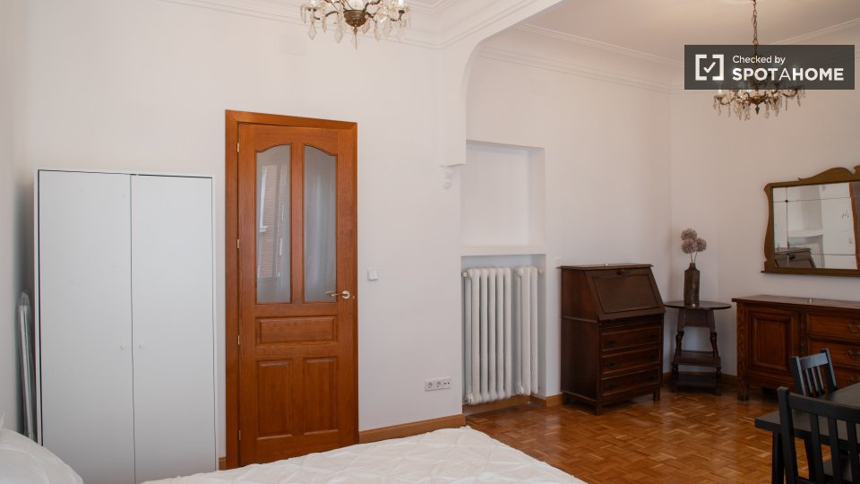 Double room Madrid, 5 beds, 120m² — photo 18