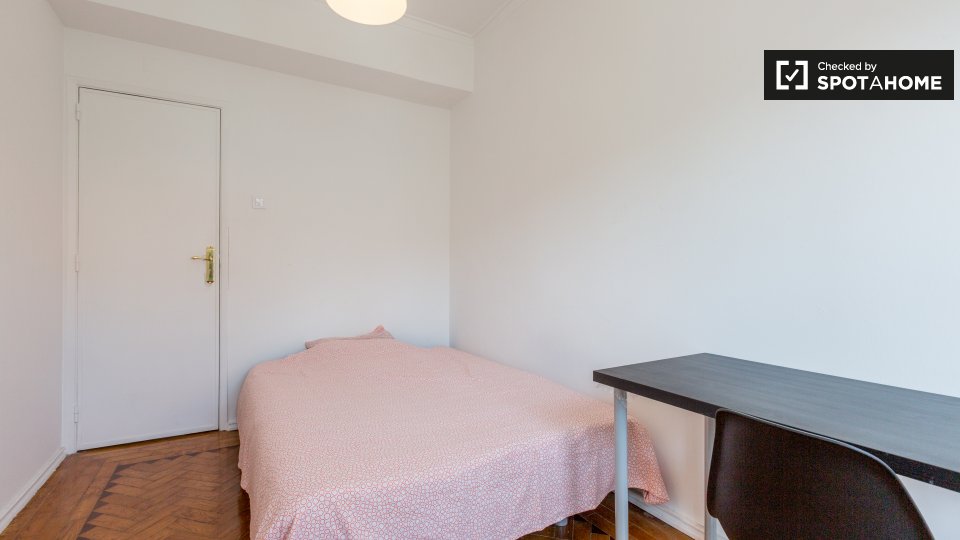 Double room Lisbon, 3 beds — photo 14