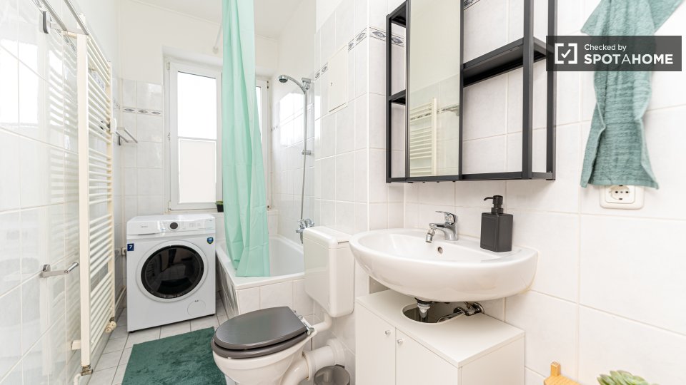 Double room Berlin, 5 beds, 69m² — photo 2
