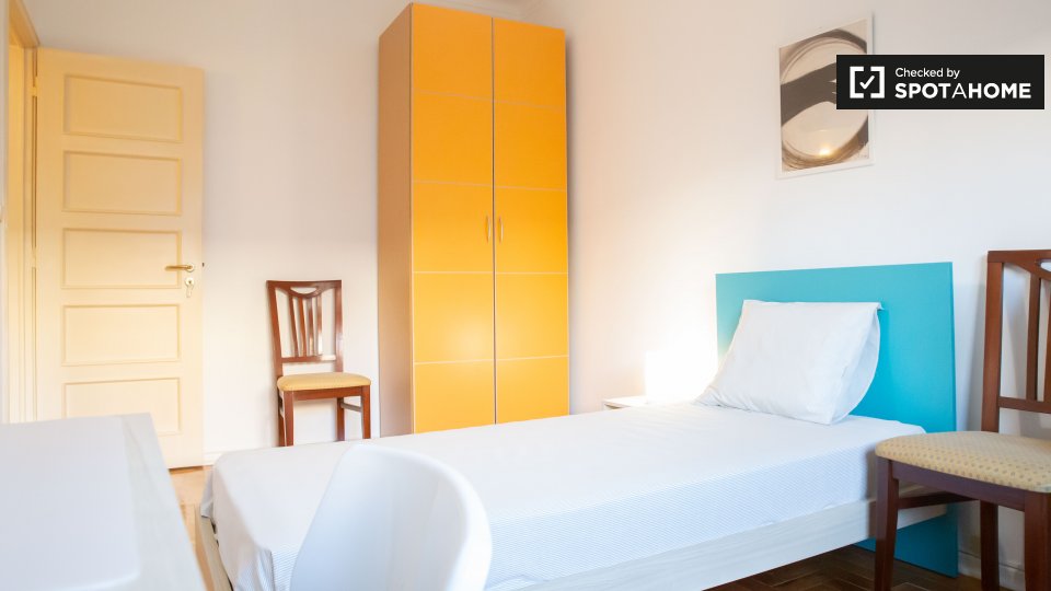 Double room Lisbon, 3 beds, 60m² — photo 2