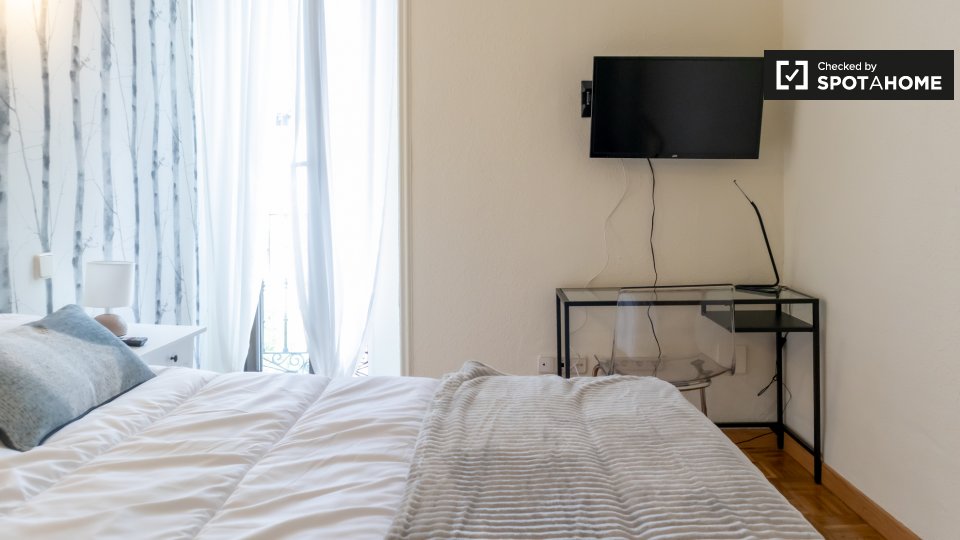 Double room Madrid, 5 beds, 157m² — photo 3
