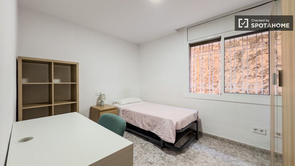 Double room Barcelona, 3 beds — photo 30