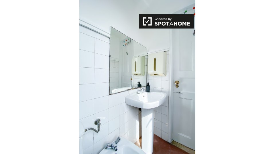 Double room Lisbon, 7 beds, 130m² — photo 14
