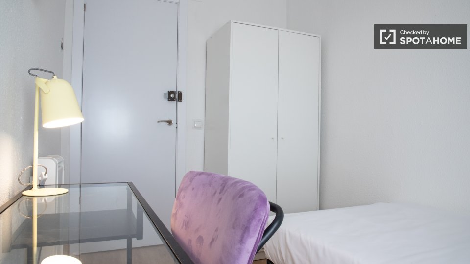 Double room Madrid, 3 beds, 57m² — photo 11
