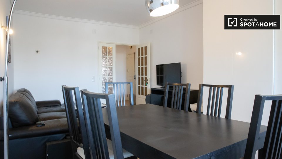 Double room Lisbon, 3 beds, 85m² — photo 7