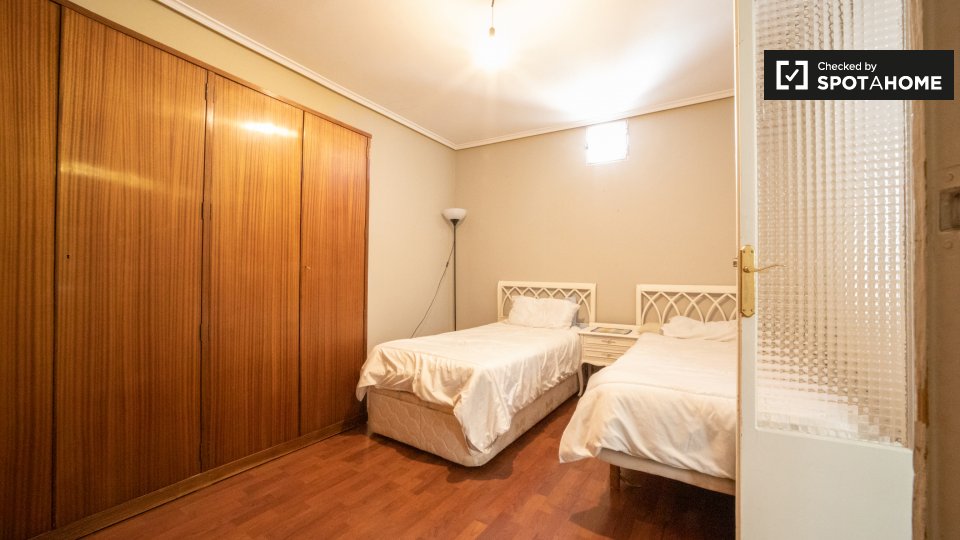 Double room Madrid, 5 beds, 150m² — photo 1