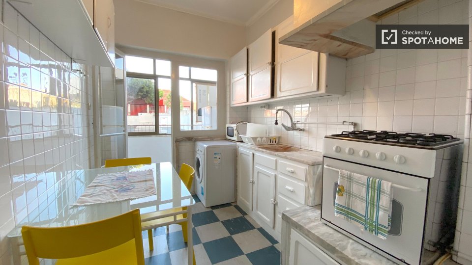 Double room Lisbon, 3 beds, 70m² — photo 14
