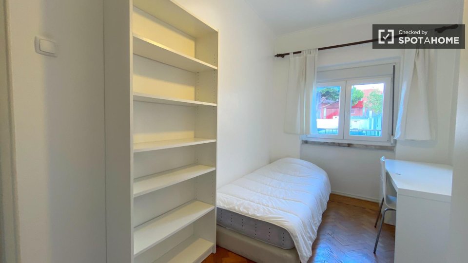 Double room Lisbon, 3 beds, 70m² — photo 15