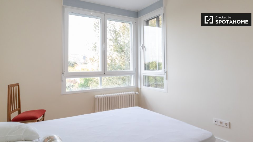 Double room Madrid, 5 beds, 200m² — photo 2