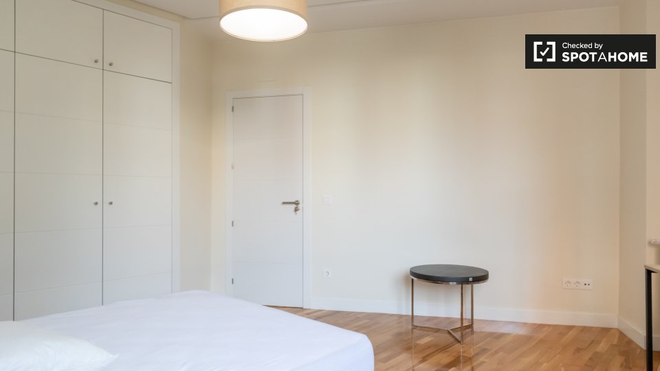 Double room Madrid, 5 beds, 200m² — photo 4