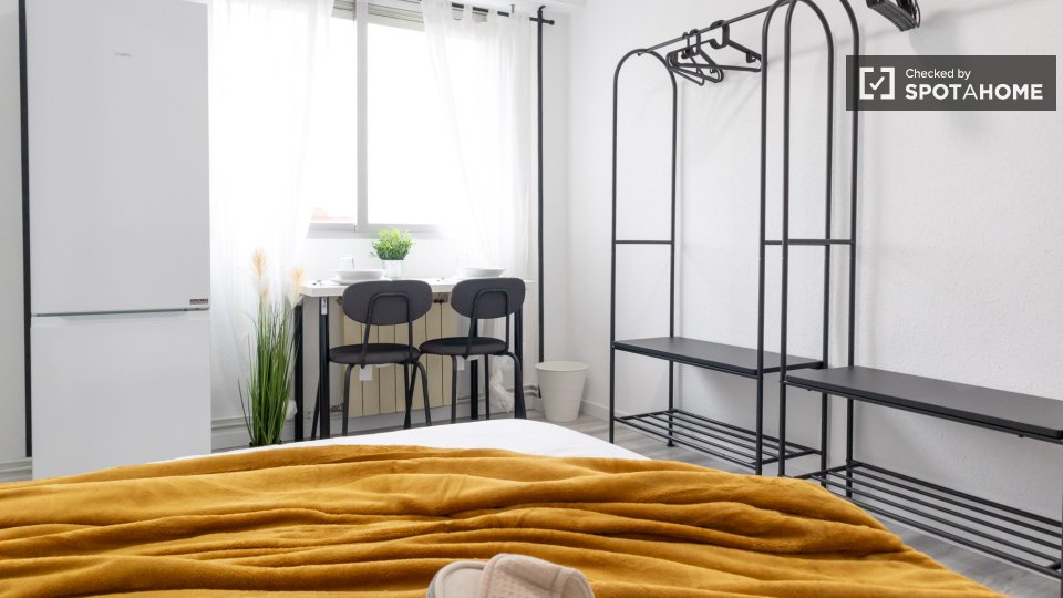 Se alquila habitación doble en piso de 5 habitaciones en Carabanchel