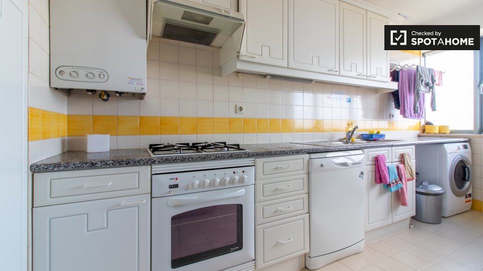Double room Lisbon, 5 beds, 144m² — photo 9