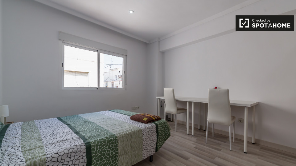 Double room Valencia, 3 beds, 85m² — photo 1