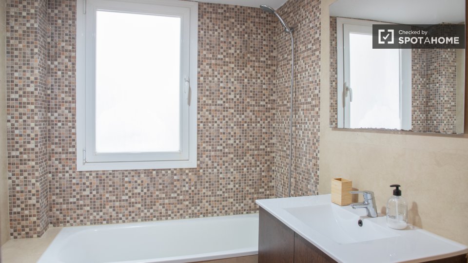 Double room Madrid, 5 beds, 120m² — photo 3