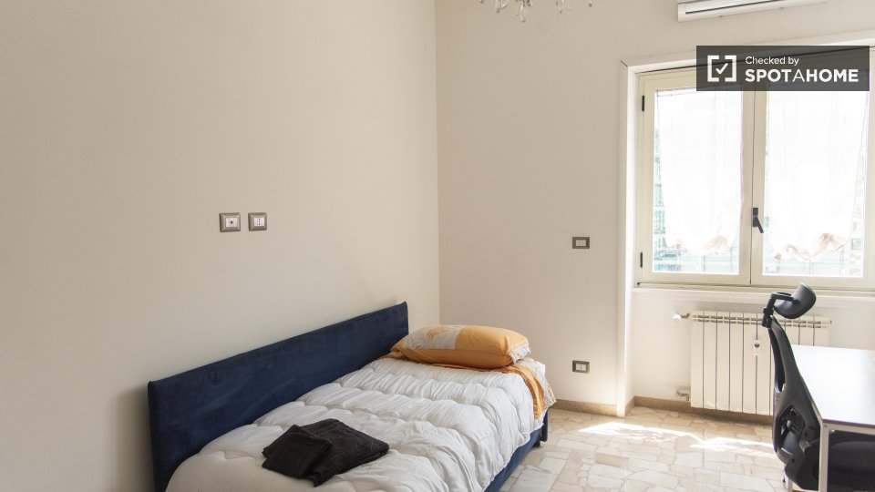 Double room Rome, 3 beds — photo 17