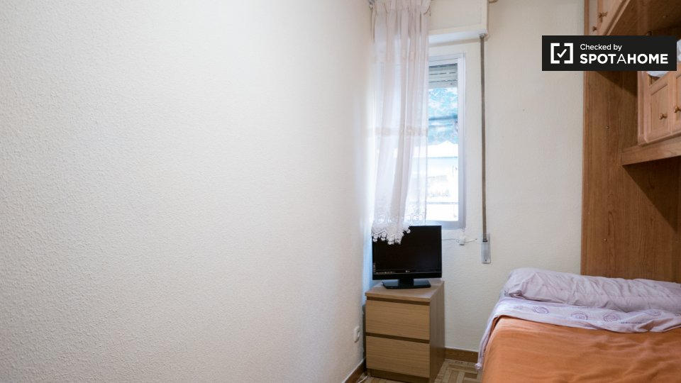 Double room Madrid, 2 beds, 55m² — photo 2