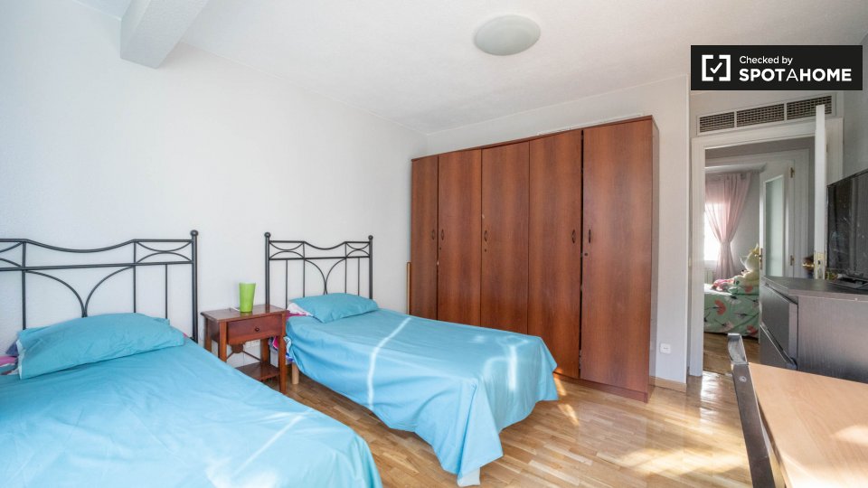 Double room Madrid, 3 beds, 110m² — photo 3
