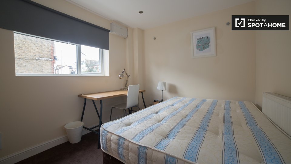 Double room London, 3 beds — photo 1
