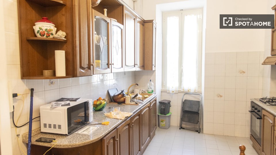 Double room Rome, 3 beds — photo 13