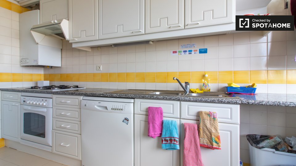 Double room Lisbon, 5 beds, 144m² — photo 8