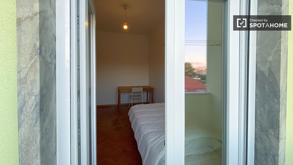 Double room Lisbon, 3 beds — photo 44