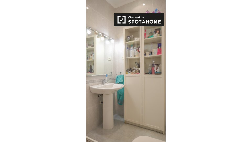 Double room Madrid, 3 beds, 60m² — photo 17