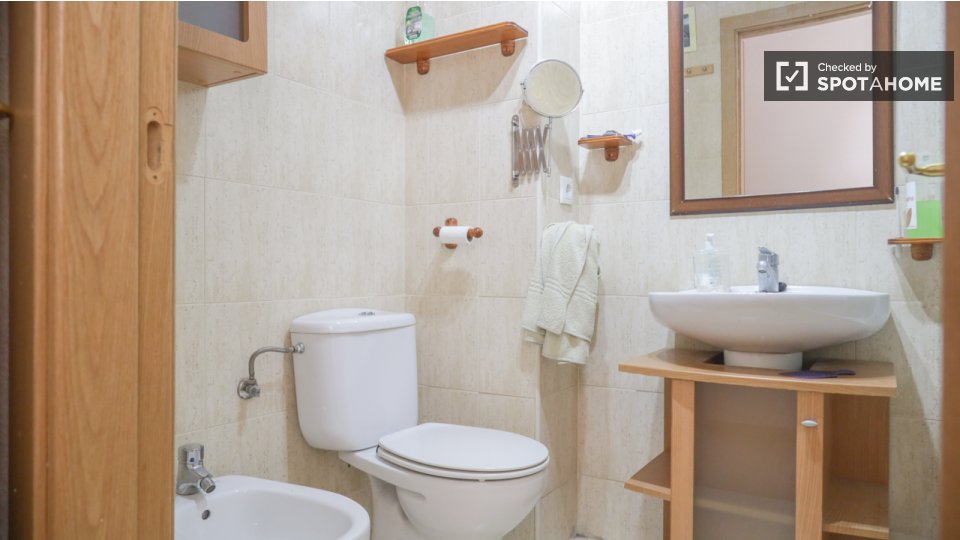 Double room Madrid, 3 beds — photo 17