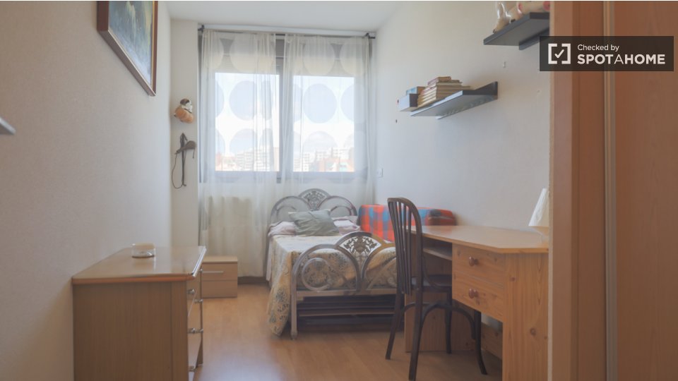 Double room Madrid, 3 beds, 70m² — photo 9