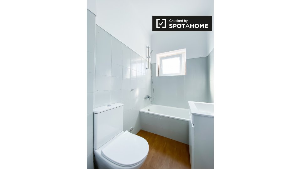 Double room Lisbon, 3 beds, 63m² — photo 6