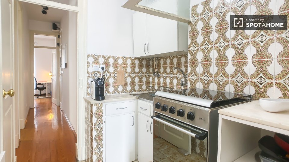 Double room Lisbon, 3 beds, 80m² — photo 34