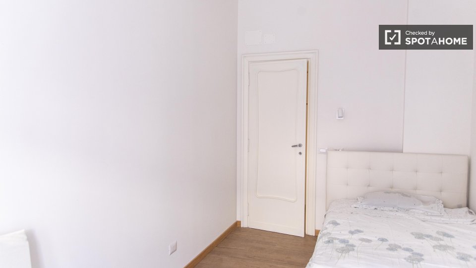 Double room Rome, 3 beds — photo 11