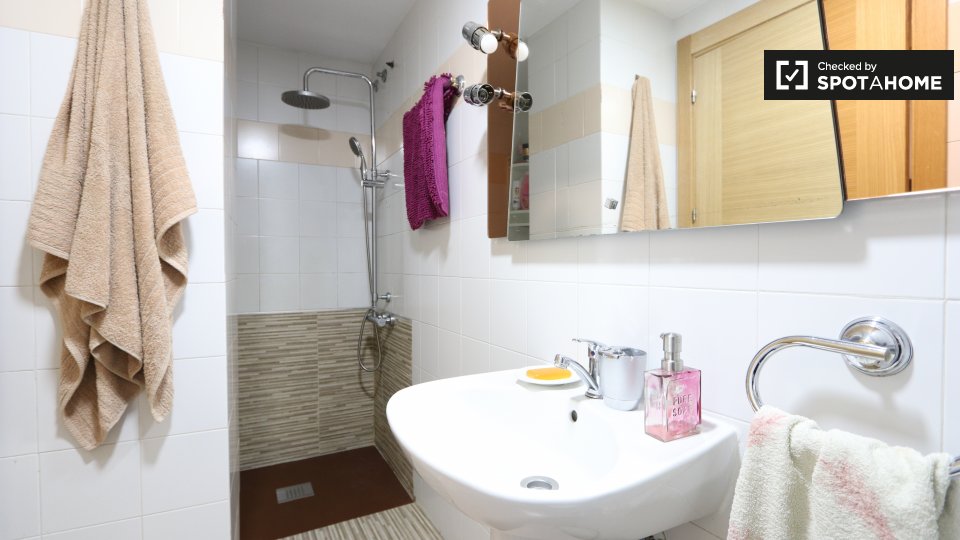 Double room Madrid, 3 beds, 62m² — photo 15