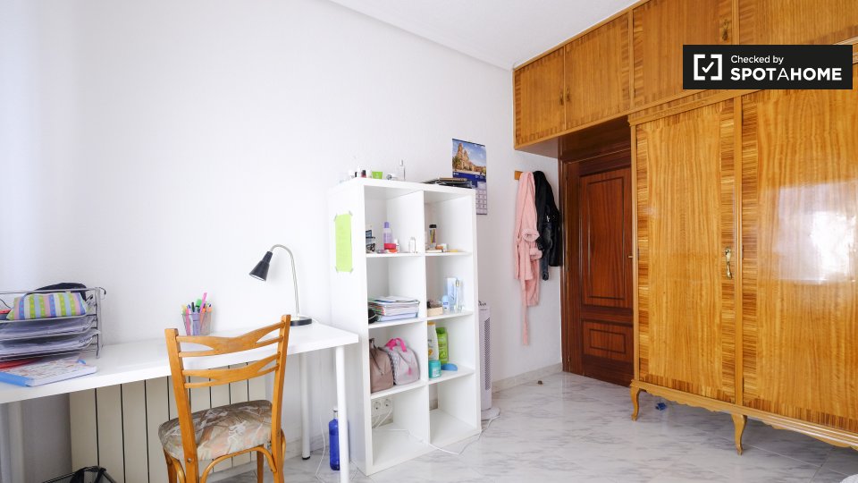 Double room Madrid, 3 beds, 62m² — photo 4