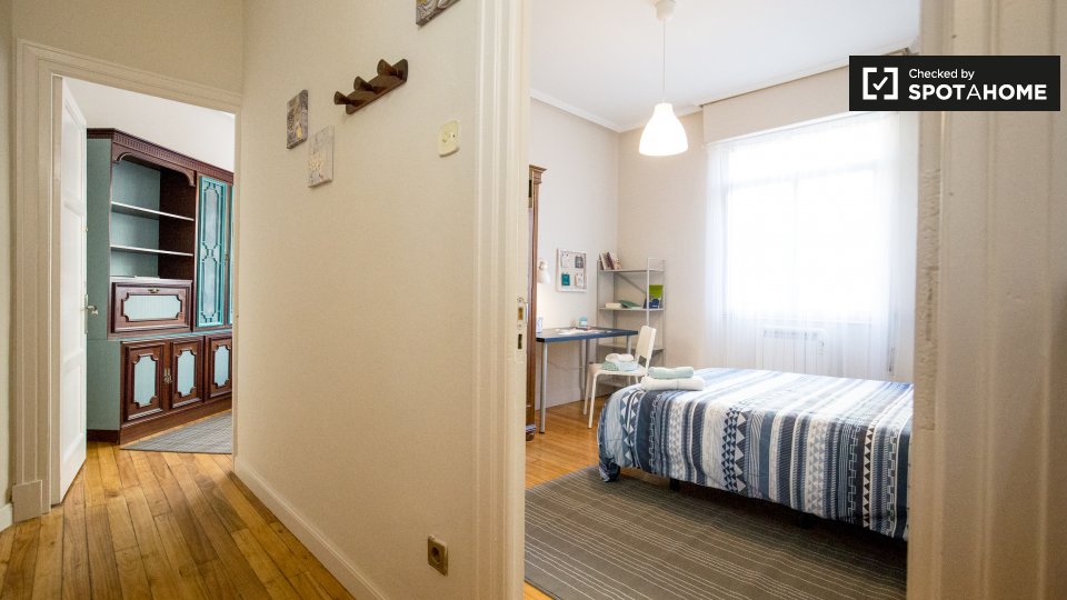 Double room Bilbao, 3 beds, 80m² — photo 17