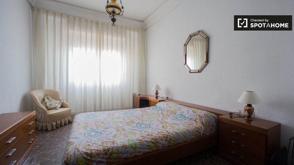 Double room Valencia, 6 beds, 150m² — photo 1