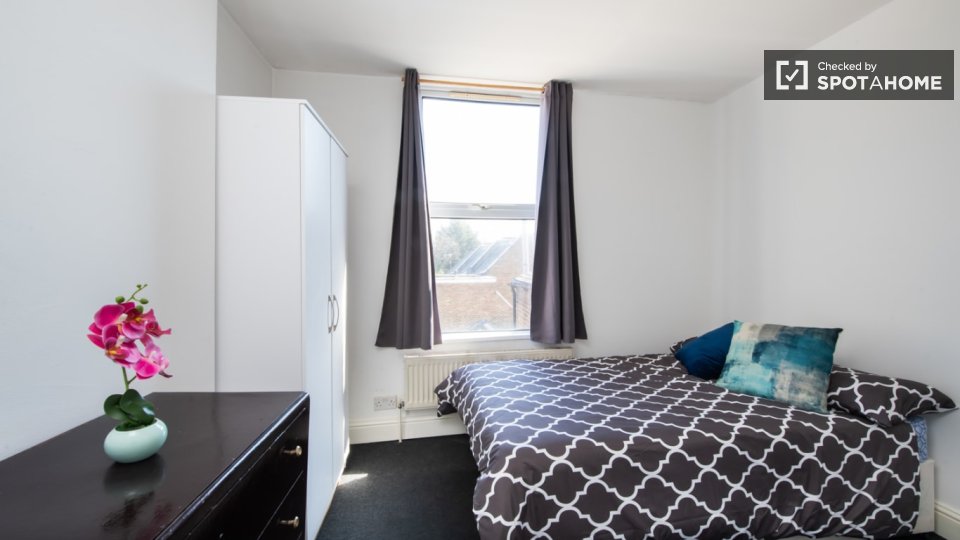 Double room London, 3 beds — photo 2